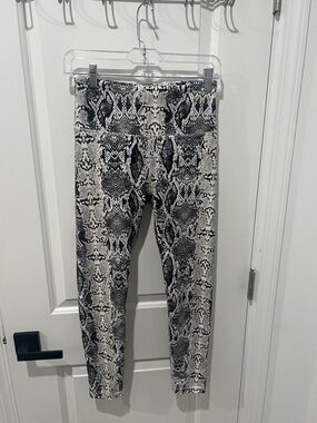 Balance Collection Black & White Snake-Pattern Leggings Size Medium